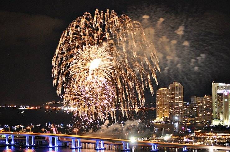 xnew-years-eve-hotels-miami-fireworks.jpg.pagespeed.ic.4RWfxxgM7X[1].jpg